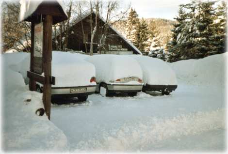 Parkplatz II von Norden her und das zweite Haus H&H